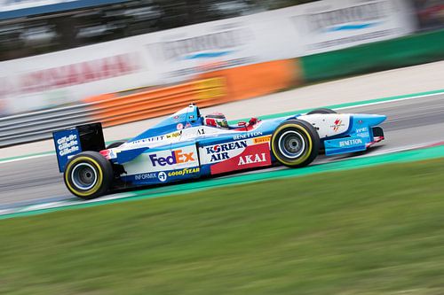 Benetton F1 scheurt over het circuit van Assen