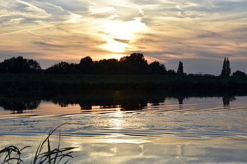 zonsondergang op de rivier