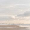 Maasvlakte en Hoek van Holland: schilderachtige lucht en surfers bij zonsondergang van Laura-anne Grimbergen