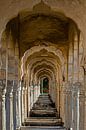Een doorkijkje, Raghunath Tempel in Mehansar, Shekawati van Theo Molenaar thumbnail