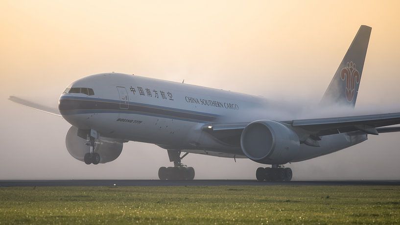 Nebliger Start China Southern Cargo Boeing 777F von Mark de Bruin