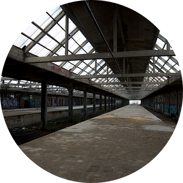 verlaten treinstation op een sombere dag van W J Kok