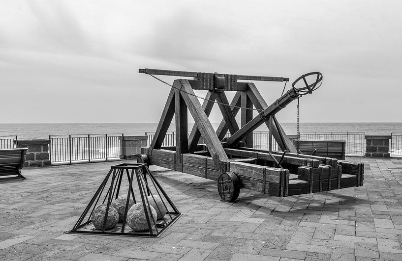 photographie en noir et blanc de l'ancienne catapulte à Alghero sur l'île de Sardaigne par ChrisWillemsen
