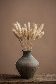 Vase with feathers