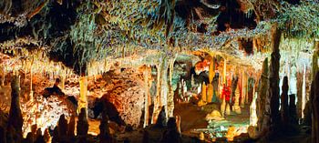 Stalactites et stalagmites colorées dans la grotte souterraine.