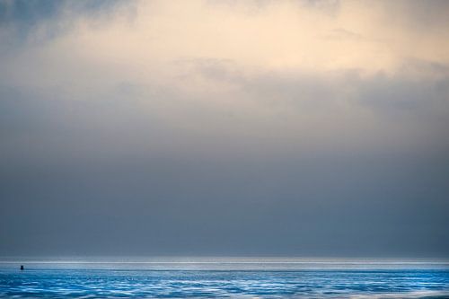 Wolken  boven Waddenzee bij Westhoek tijdens laag water