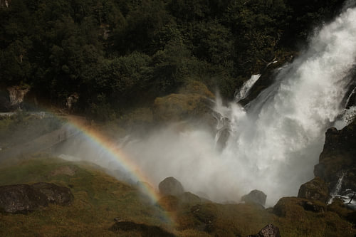 Regenbogen im Nebel des Briksdalsbreen, Norwegen