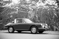 Porsche 912 Targa klassieke sportwagen in de Alpen in zwart wit