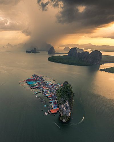 Koh Panyi bij Zonsondergang – Drijvend Dorp in Phang Nga Bay