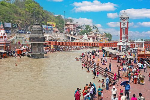 Stadsgezicht van Hardwar aan de rivier de Ganges in India