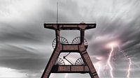 Een oude, in onbruik geraakte kronkeltoren voor indrukwekkende bliksemschichten in de lucht