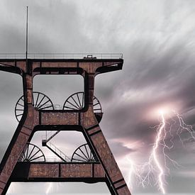 Een oude, in onbruik geraakte kronkeltoren voor indrukwekkende bliksemschichten in de lucht van HGU Foto