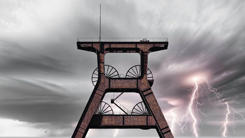 Een oude, in onbruik geraakte kronkeltoren voor indrukwekkende bliksemschichten in de lucht van HGU Foto