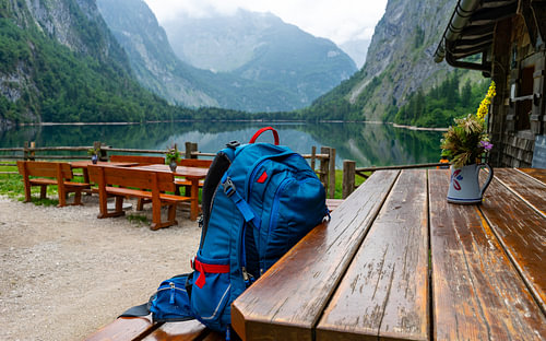 Een pauze op een alpenweide in de Berchtesgadener Alpen, met een bergmeer in een idyllisch landschap