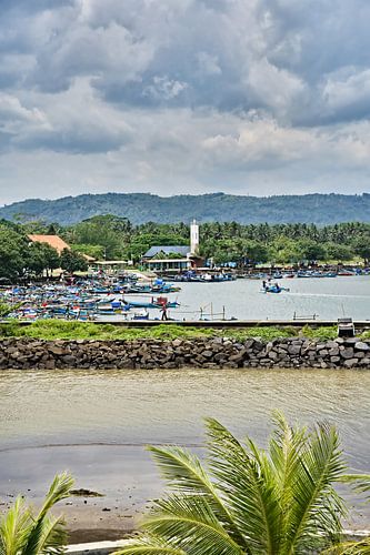 Het traditionele leven en de zeevloot in een Indonesische haven