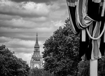 Gezicht op de Tower of Parliament (Big Ben) in Londen, op de achtergrond met een Britse vlag ernaast