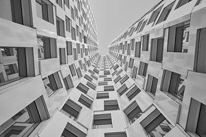 Blick nach oben in Berlin monochrom
