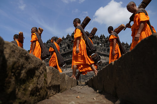 Mönche führen das Thudong-Ritual im Borobudur-Tempel durch