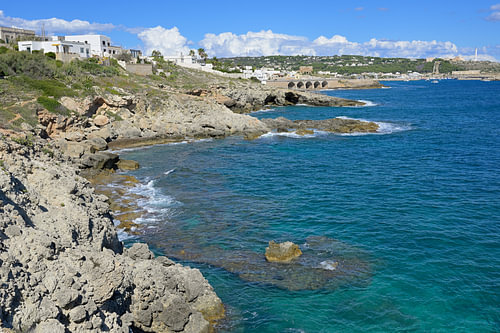 La côte rocheuse de Santa Maria di Leuca, avec sa mer limpide aux reflets turquoise
