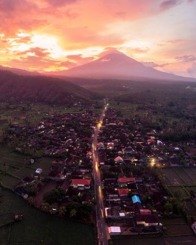 Zonsondergang boven Amed met vulkaan Agung