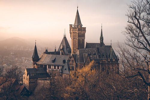 Le mystique château de Wernigerode dans la brume