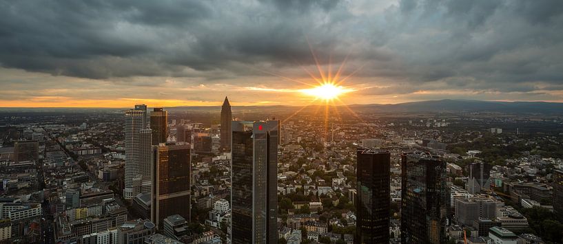 De skyline van Frankfurt tijdens zonsondergang van MS Fotografie | Marc van der Stelt