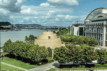 ziggurat avec vue sur Budapest et musée national sur Eric van Nieuwland