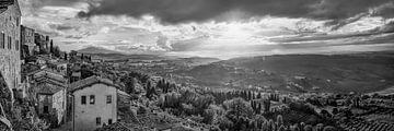 Montepulciano in zwart en wit zonlicht van Manfred Voss, Zwart-Wit Fotografie