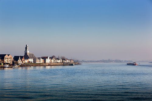Het dorp Lekkerkerk aan de rivier de Lek