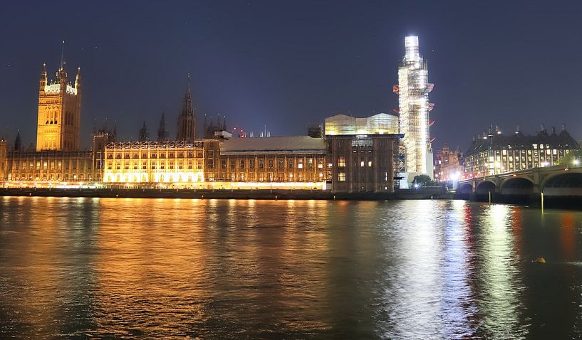 Nachtbild der Skyline von London mit Spiegelungen auf der Themse - Geschäftsviertel mit vielen bunte von MPfoto71