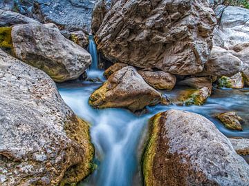 Langsam fließendes Wasser zwischen den Felsen. von Nature Life Ambience