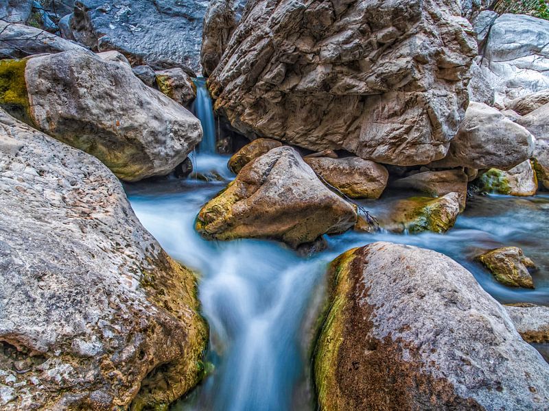 Langzaam Stromend Water Tussen De Rotsen. van Nature Life Ambience