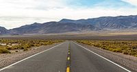 Eindeloze weg in de woestijn van Nevada. van Jaap van den Berg thumbnail