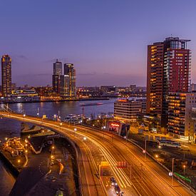 Skyline Rotterdam tijdens het blauwe uurtje van Eddie Visser
