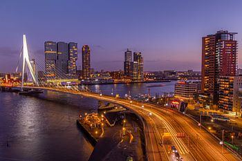 Skyline Rotterdam pendant l'heure bleue