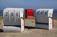 Rode en witte strandstoelen op de Duitse Wadden van Alice Berkien-van Mil thumbnail