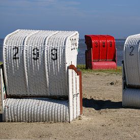 Rode en witte strandstoelen op de Duitse Wadden van Alice Berkien-van Mil