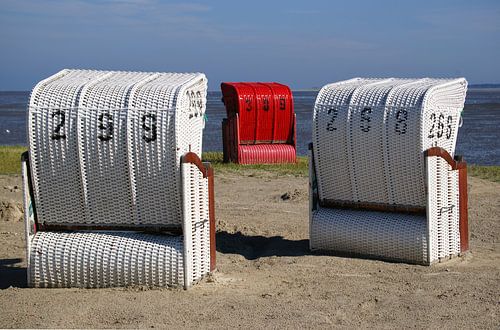 Rode en witte strandstoelen op de Duitse Wadden