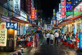 Neonstraße in Südkorea nach Einbruch der Dunkelheit