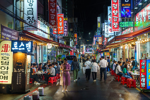 Neonstraat in Zuid-Korea na zonsondergang