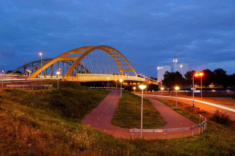 Die Hogeweide-Brücke und die Douwe Egberts-Fabrik in Utrecht von Donker Utrecht