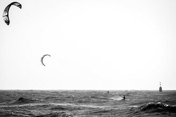 2 Kitesurfers rond de Scheveningse boei van Bart Hageman Photography
