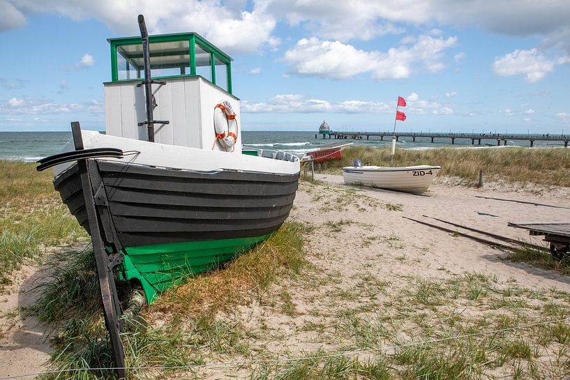 Bateaux de pêche sur la plage de Zingst (Darß / Fischland) par t.ART