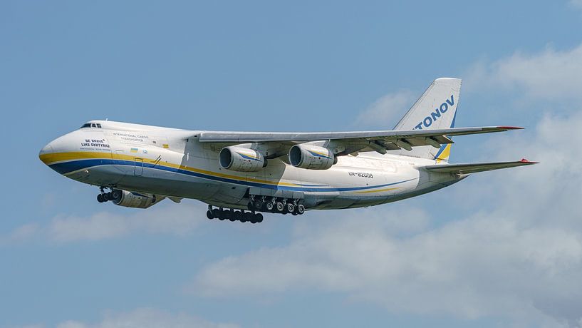 Landung der Antonov 124-100M-150 der Antonov Airlines. von Jaap van den Berg