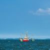 Krabbenkotter op de Noordzee bij het eiland Pellworm van Rico Ködder