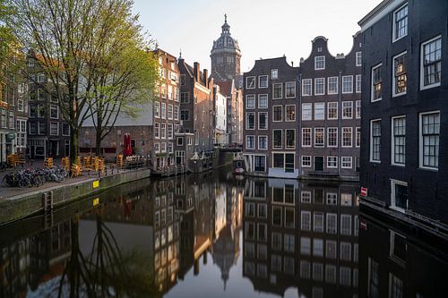 Amsterdam - grachtenpanden met St Nicolaaskerk