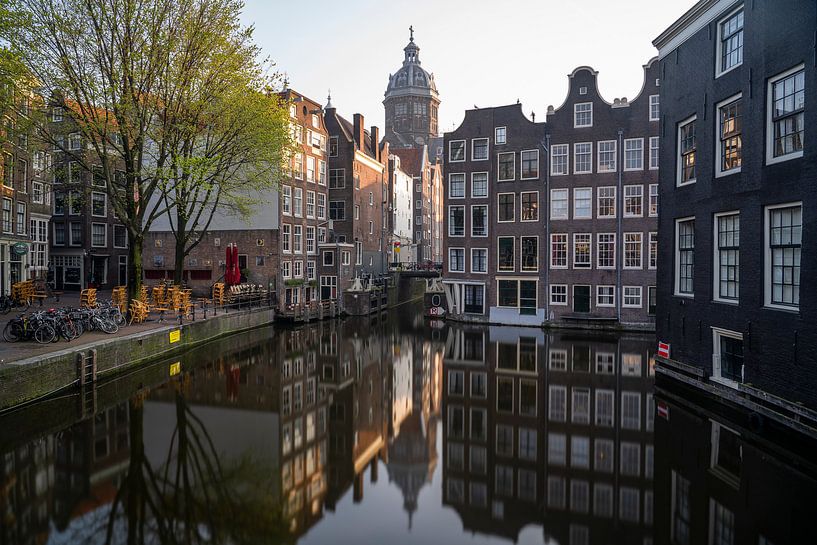 Amsterdam - grachtenpanden met St Nicolaaskerk von Thea.Photo