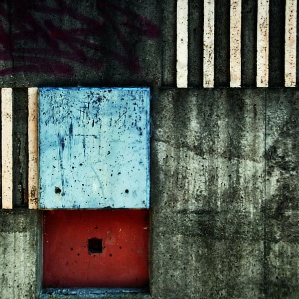 Urban abstract in grijs met rood van Annemie Hiele