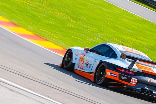 Porsche 911 RSR GTE-racewagen in Eau Rouge