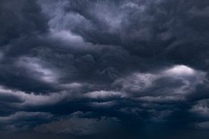 Dunkle Gewitterwolken am Abendhimmel während eines Sommergewitters von Sjoerd van der Wal Fotografie